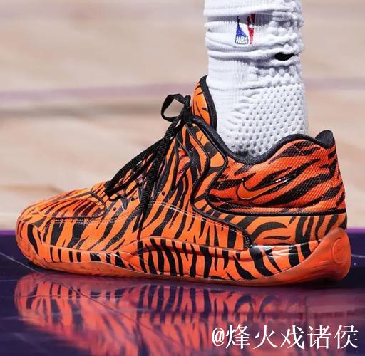 履新登场!霍姆格伦穿着虎纹KD18亮相拉斯维加斯进行训练 履新登场!霍姆格伦穿着虎纹KD18亮相拉斯维加斯进行训练